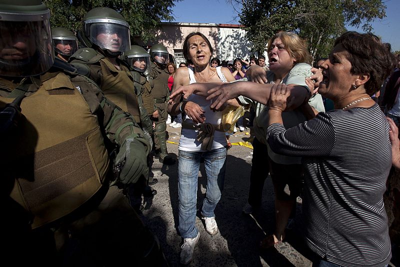 Familiares de reclusos piden información a la policía chilena: la falta de ella ha provocado que lanzaran piedras y botellas a las autoridades
