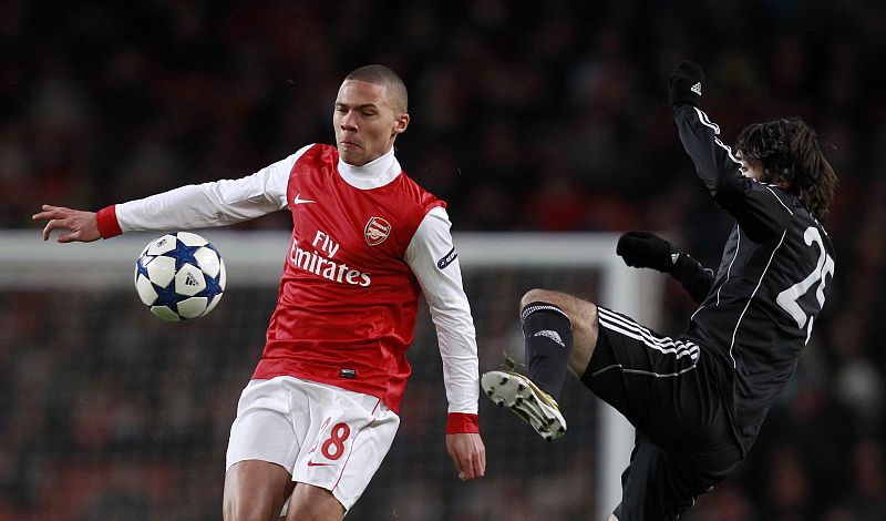 El jugador del Arsenal Gibbs, ante la entrada de Babobic.