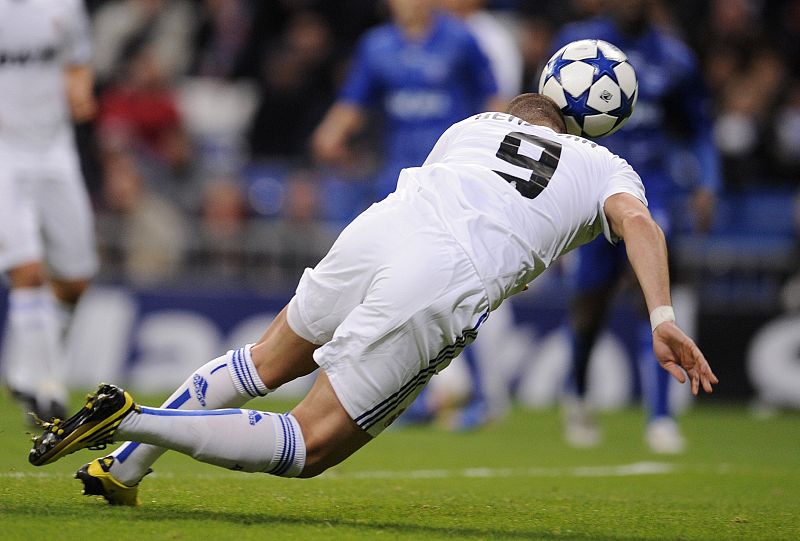 Benzema remata de cabeza en el primer gol del Real Madrid al Auxerre.