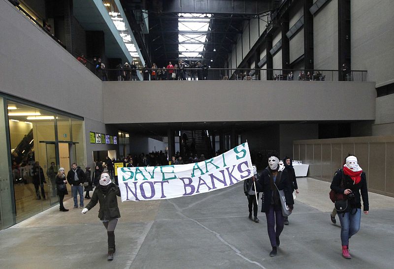 Las protestas han llegado hasta el museo de arte contemporáneo londinense, Tate Modern. "Salvad el arte y no a los bancos", reivindican estos jóvenes.