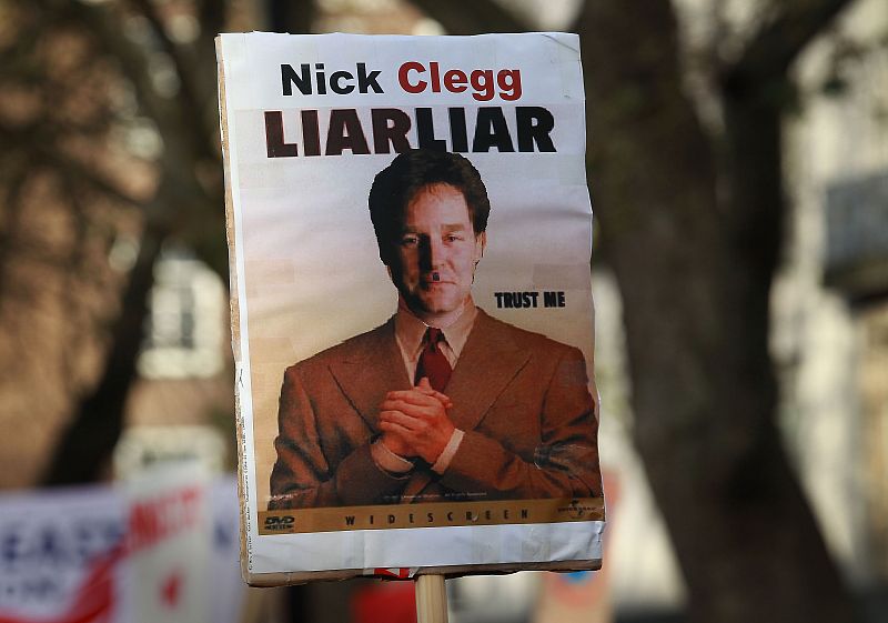 Nick Clegg es uno de los que más está sufriendo el desgaste del plan de recortes. "Mentiroso, mentiroso", le llaman en esta pancarta.