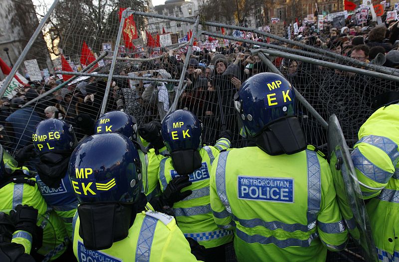 Los manifestantes han tratado por todos los medios de echar abajo las vallas de seguridad.