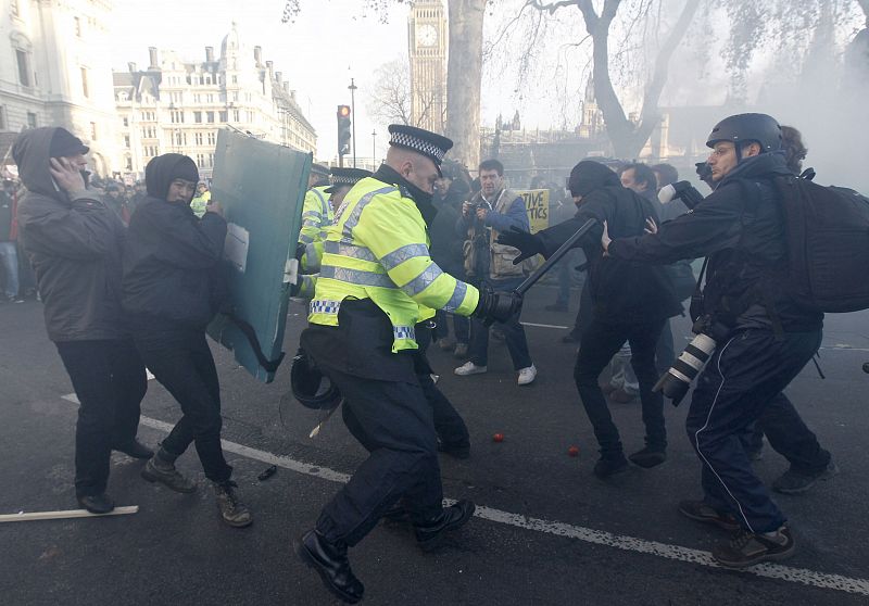 La Policía utiliza las porras para dispersar a los manifestantes.