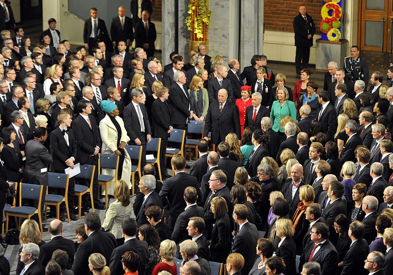 Las autoridades llegan al recinto de la ceremonia de entrega del galardón