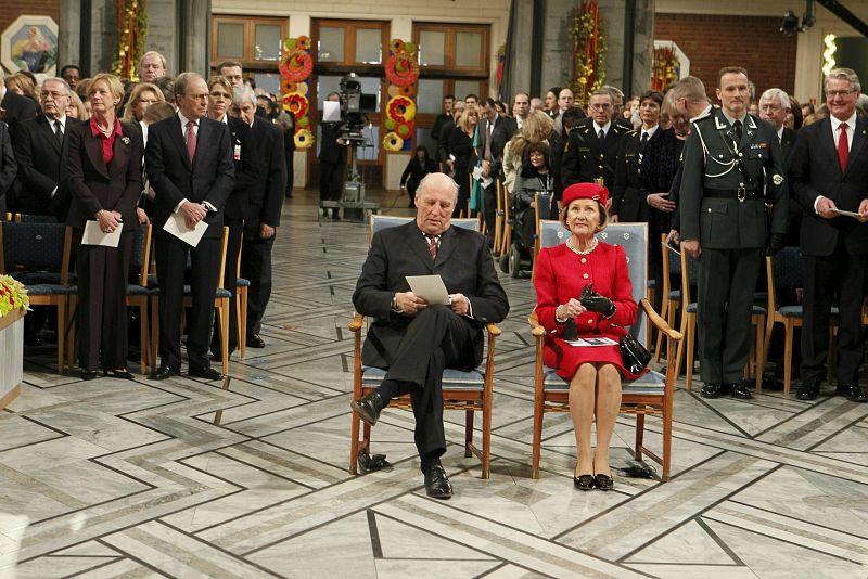 El Rey Harald V (izda) y la Reina Sonja de Noruega (dcha) asisten a la ceremonia de entrega del Nobel de la Paz 2010