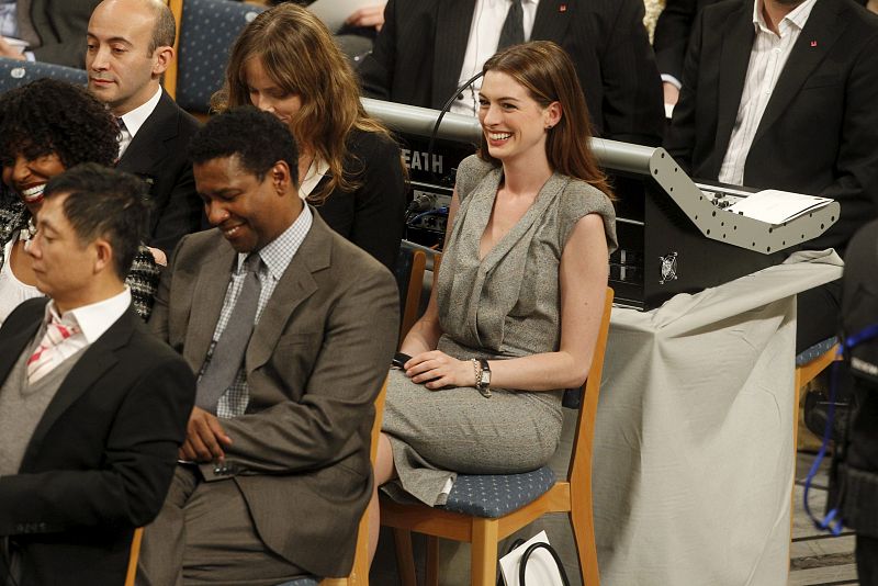 La actriz Anne Hathaway (dcha) y el actor Denzel Washington (centro) han asistido a la ceremonia de entrega del Nobel de la Paz 2010