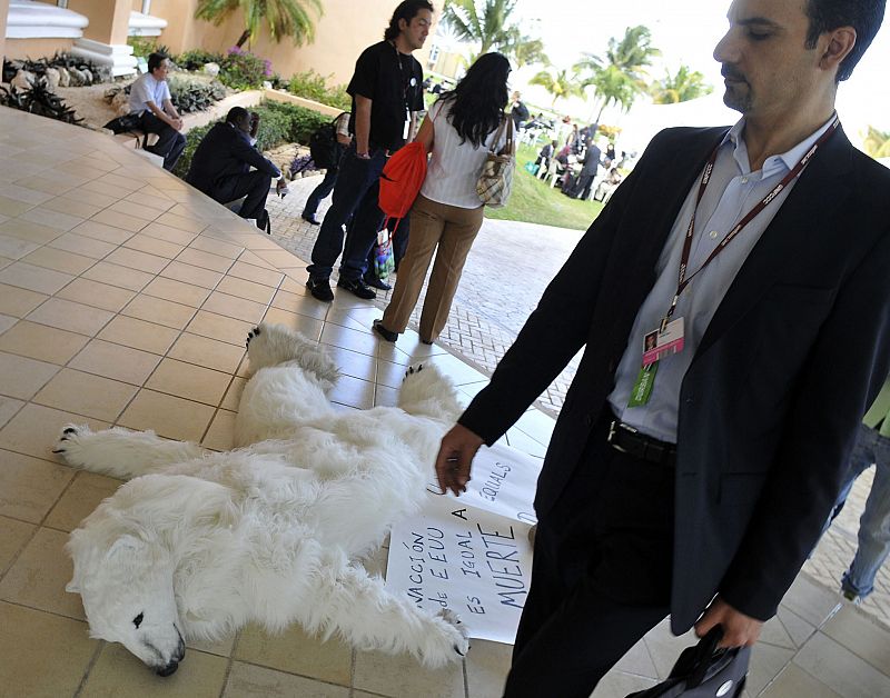 Activistas protestan en la Cumbre del Clima de Cancún