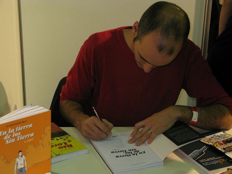 Javier de Isusi firmando 'En la tierra de los sin tierra'