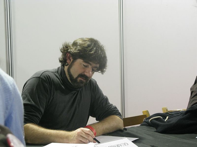 Juanjo Guarnido firmando ejemplares de 'Blacksad'