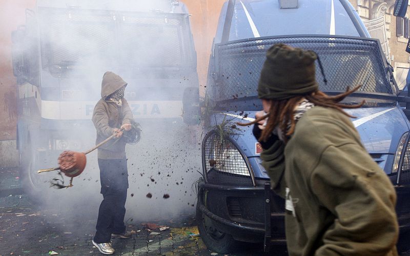 Varios estudiantes han lanzado objetos contra los furgones policiales