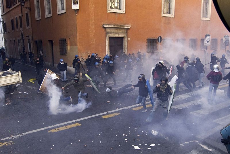 Agentes de la Policía italiana cargan contra los manifestantes