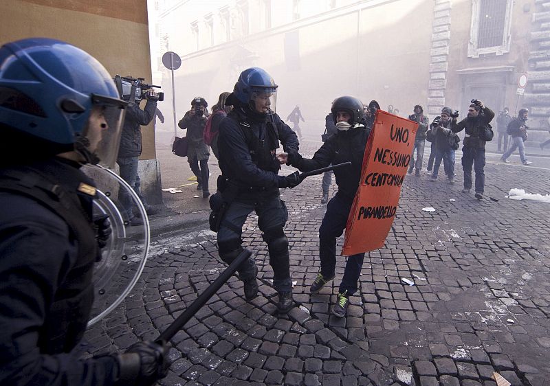 Varios estudiantes han intentado atravesar el cordón policial instalado en torno al Palacio Madama