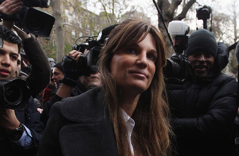 La filántropa Jemima Kahn, una de las posibles contribuyentes a la fianza de Assange, en la puerta del tribunal.