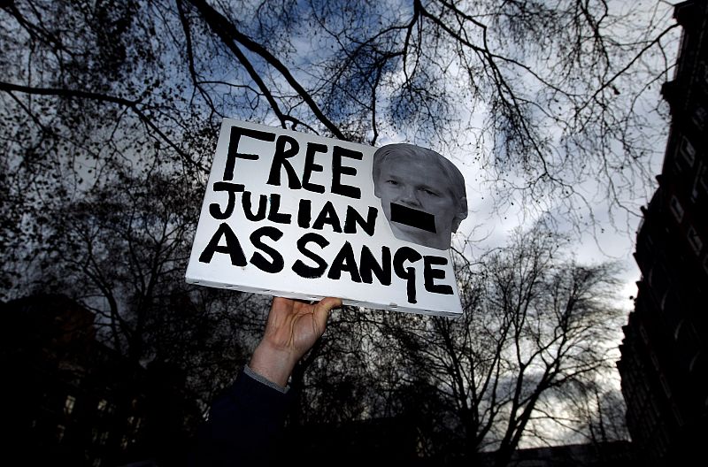Un manifestante pide la libertad de Julian Assange.