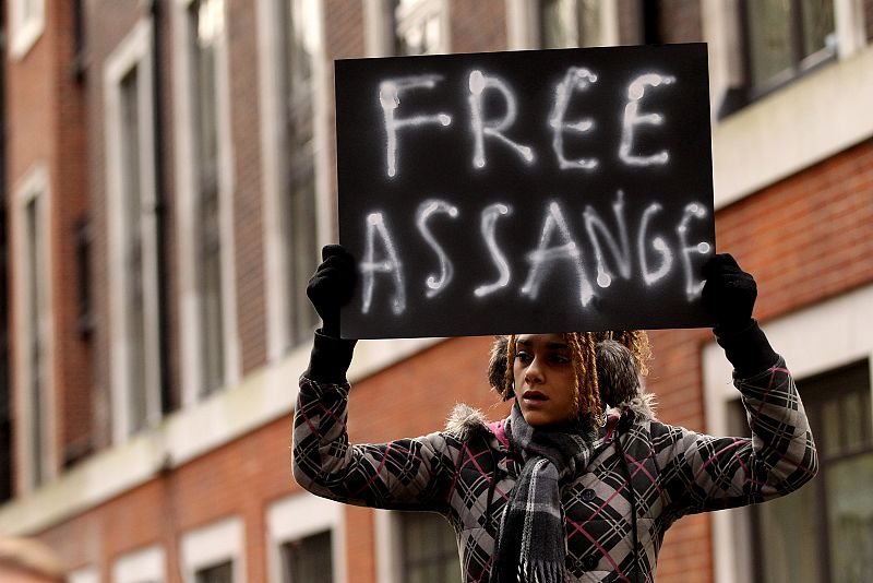 Un ciudadano protesta ante el tribunal londinense en el que tiene que comparecer Assange.