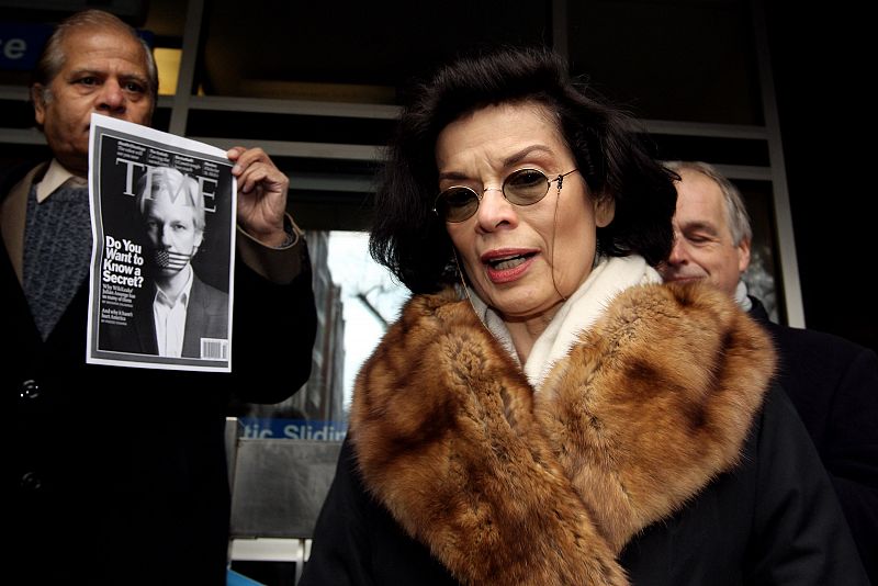 La activista Bianca Jagger, con una portada de la revista Time sobre Assange.