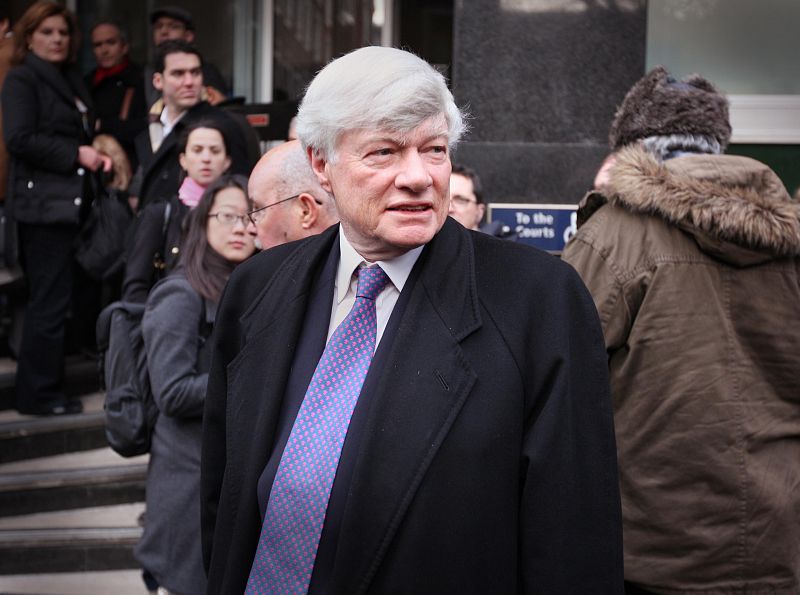 El activista pro derechos humanos Geoffrey Robertson, en la puerta del tribunal de Westminster que juzga a Assange.