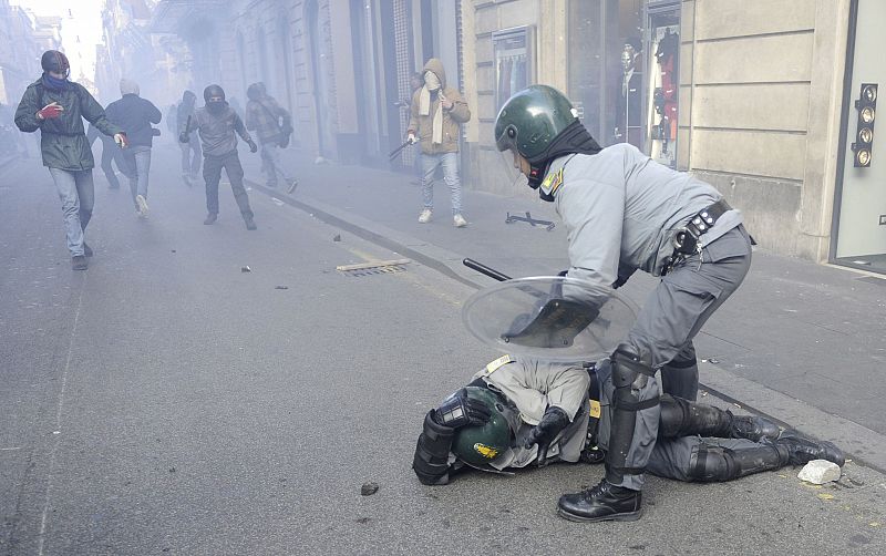 DUROS ENFRENTAMIENTOS ENTRE LA POLICÍA Y MANIFESTANTES EN EL CENTRO DE ROMA