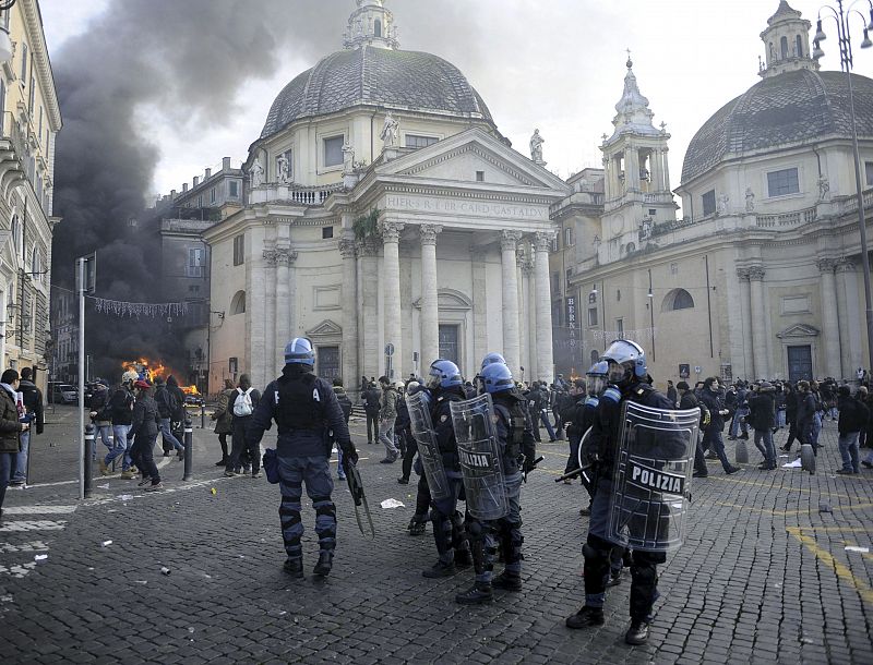 DUROS ENFRENTAMIENTOS ENTRE LA POLICÍA Y MANIFESTANTES EN EL CENTRO DE ROMA