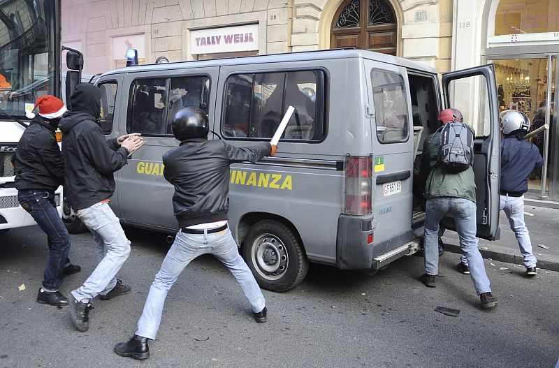 DUROS ENFRENTAMIENTOS ENTRE LA POLICÍA Y MANIFESTANTES EN EL CENTRO DE ROMA