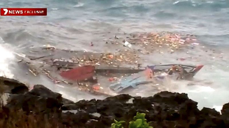 Los restos del barco en el que viajaban decenas de inmigrantes en busca de asilo tras hundirse en la isla australiana de Christmas (Navidad)