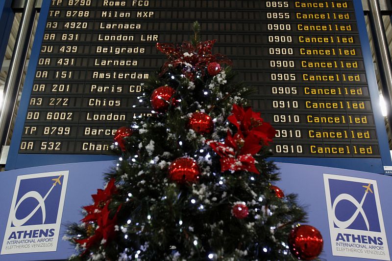 Panel del aeropuerto internacional de Atenas que informa sobre la cancelación de los vuelos durante la jornada de huelga general en Grecia.