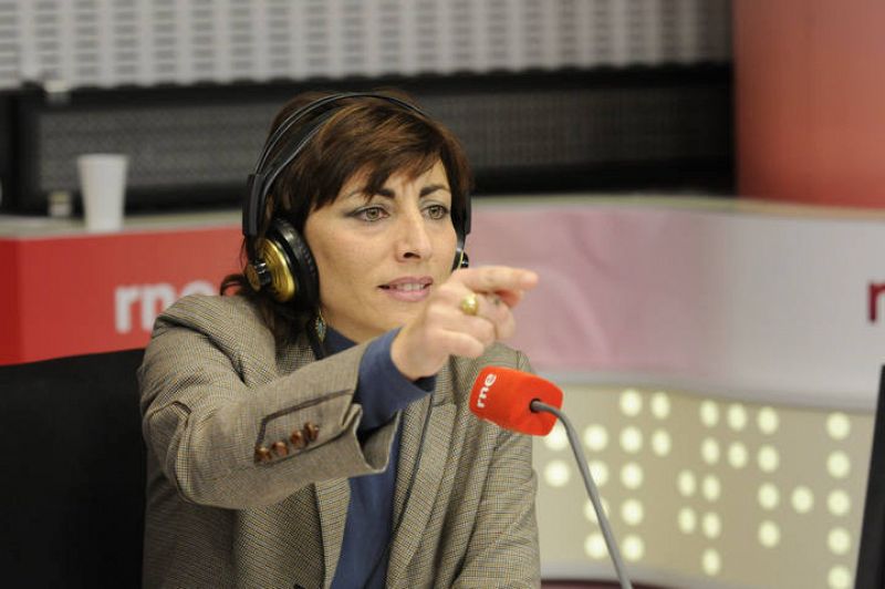 La directora de 'España Directo, Mamen Asencio, durante el programa especial por la campaña de RNE 'Juntos por Haití'