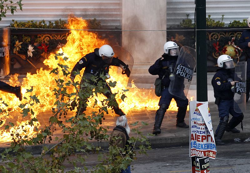 Los policías griegos tratan de dispersar a los manifestantes con gases lacrimógenos en la octava huelga en Grecia