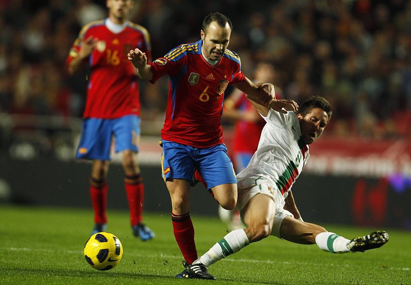 Andrés Iniesta regatea con la selección española a Joao Moutinho, internacional de Portugal durante un amistoso en el estadio de la Luz de Lisboa.