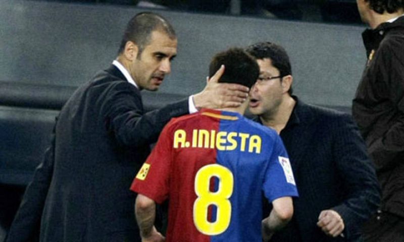 Iniesta es el número 8 del FC Barcelona y uno de los hombres clave de Guardiola.