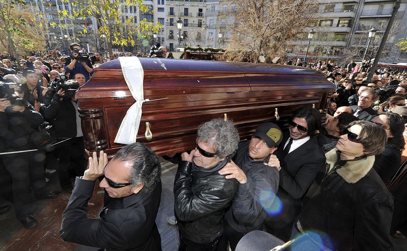 ABRE LA CAPILLA ARDIENTE EN EL TEATRO ISABEL LA CATÓLICA DE GRANADA