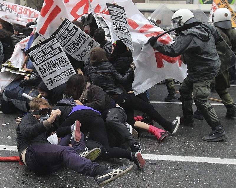 Los antidisturbios actúan contra los manifestantes en Grecia durante la octava joranda de huelga general