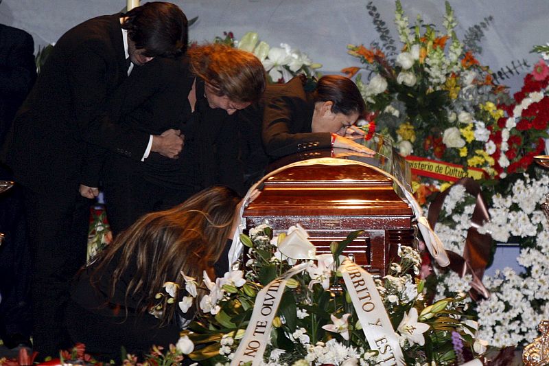 ABRE LA CAPILLA ARDIENTE EN EL TEATRO ISABEL LA CATÓLICA DE GRANADA