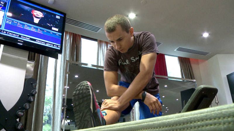 Imagen del documental 'Jorge' en la que el piloto hace ejercicios de estiramientos.