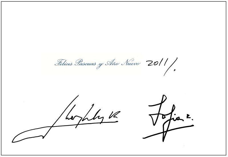 En el interior de la tarjeta, los Reyes firman debajo el texto impreso "Felices Pascuas y Año Nuevo", al que han añadido escrito a mano el año 2011