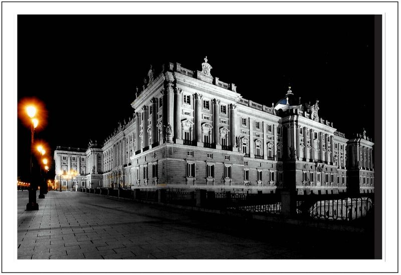 Una fotografía del Palacio Real de Madrid iluminado es la tarjeta elegida por los Reyes, que han optado por este emblemático edificio después de que otros años hayan felicitado las fiestas navideñas con alguna imagen del Palacio de la Zarzuela