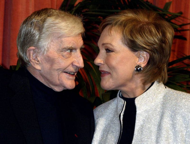 BLAKE EDWARDS AND JULIE ANDREWS POSE AT NOMINEES LUNCHEON.