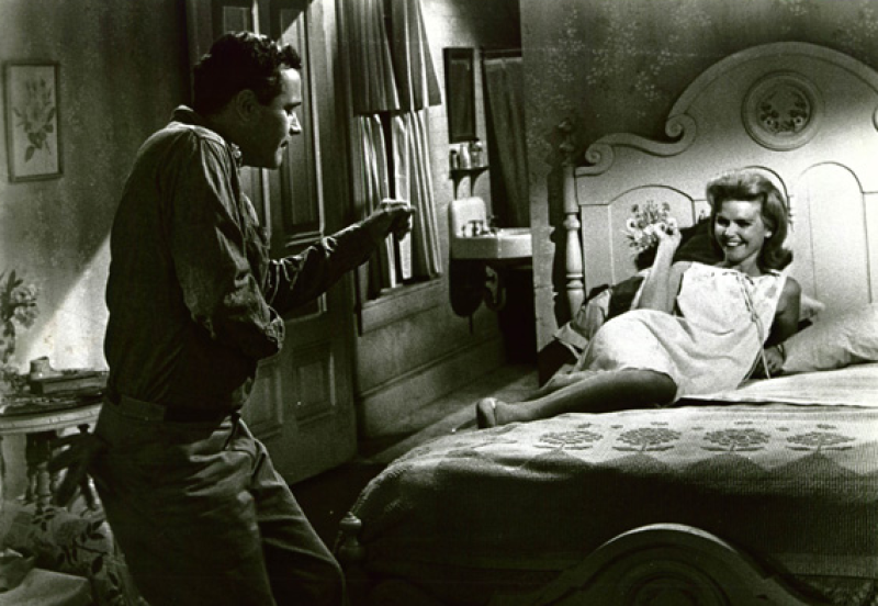 "Días de vino y rosas", de 1962 y una de sus películas más galardonadas, profundiza en el drama del alcoholismo.