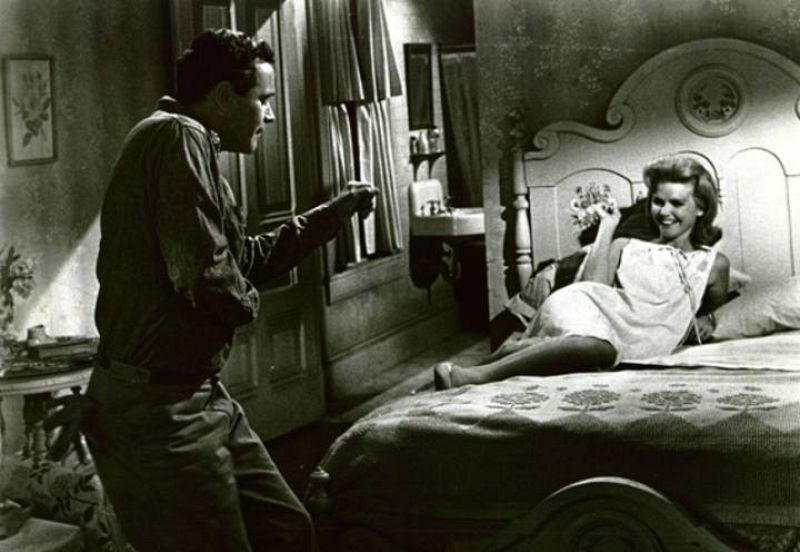 "Días de vino y rosas", de 1962 y una de sus películas más galardonadas, profundiza en el drama del alcoholismo. 