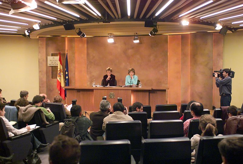 San Segundo, junto a María Teresa Fernández de la Vega, en una rueda de prensa tras el Consejo de Ministros.