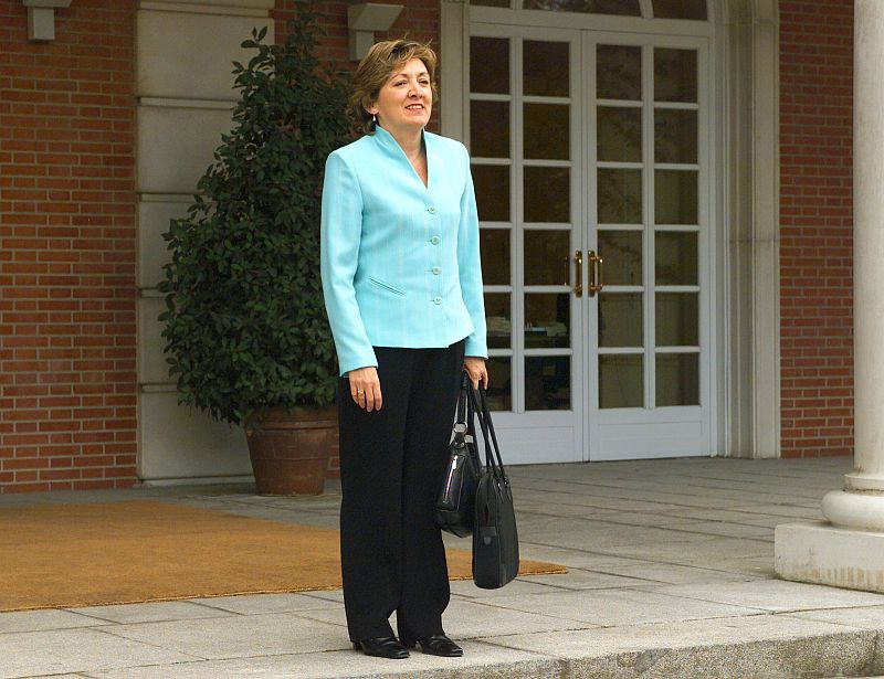 María Jesús San Segundo posa en las escaleras de Moncloa.