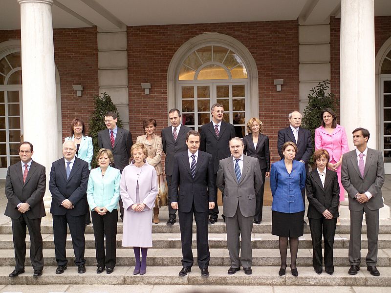 Foto oficial del primer Gobierno de José Luis Rodríguez Zapatero, en el que figuraba San Segundo (abajo, tercera por la izquierda).
