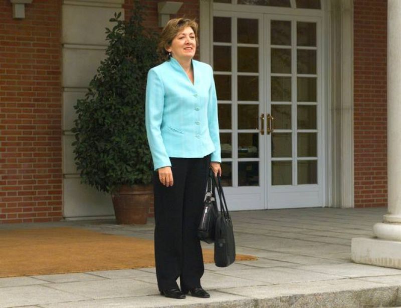 María Jesús San Segundo posa en las escaleras de Moncloa.