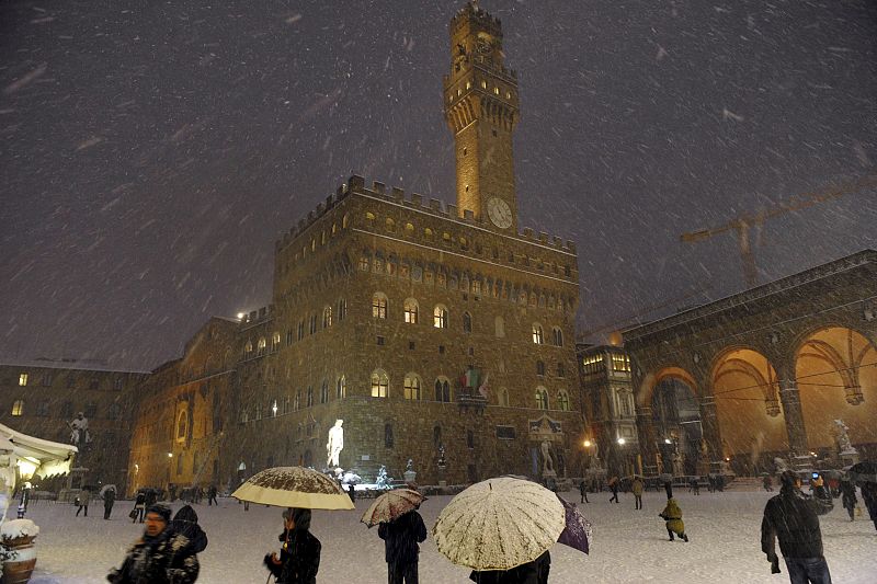 La plaza de la Señoría de Florencia luce un aspecto navideño gracias a la intensa nevada.