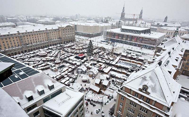 Vista del mercado Streizel, en Dresde bajo una gruesa capa de nieve,