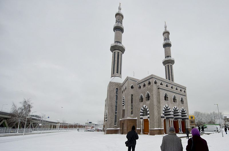 Un gran manto de nieve cubre la mezquita Essalam de Rotterdam, la más grande de Holanda y del oeste de Europa