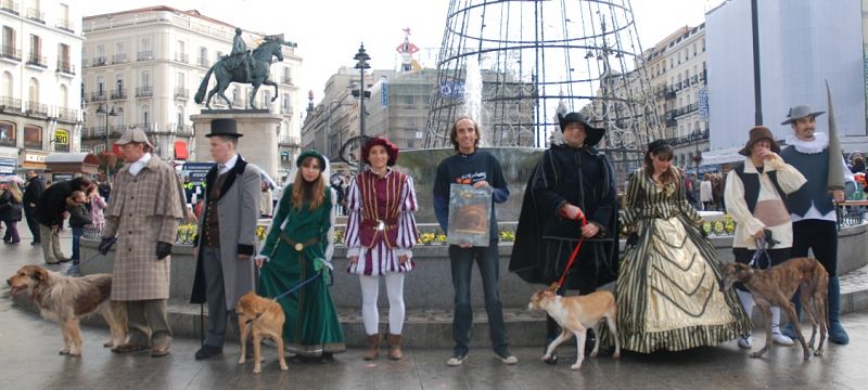 Los clásicos han llegado a la Puerta del Sol para presentar el calendario 2011 de 'El refugio'