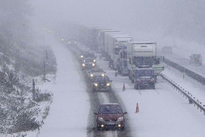 FRANCIA MANTIENE LA ALERTA POR LA NIEVE QUE PROVOCA PROBLEMAS DE TRANSPORTES