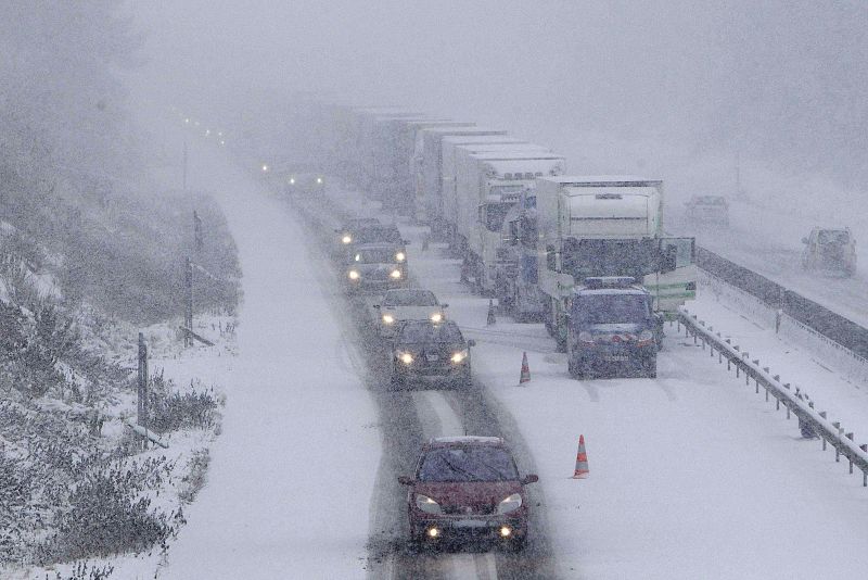 FRANCIA MANTIENE LA ALERTA POR LA NIEVE QUE PROVOCA PROBLEMAS DE TRANSPORTES