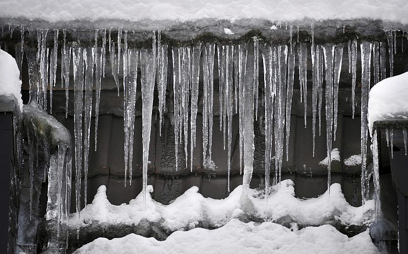 En Alemania, nuevas nevadas provocaron más cancelaciones de vuelos.